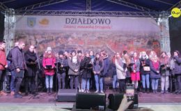 Choinka rozbłysła dziesiątkami światełek