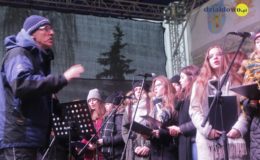 Choinka rozbłysła dziesiątkami światełek