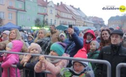 Choinka rozbłysła dziesiątkami światełek