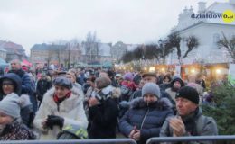 Choinka rozbłysła dziesiątkami światełek