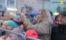 Choinka rozbłysła dziesiątkami światełek