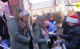 Choinka rozbłysła dziesiątkami światełek