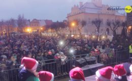 Choinka rozbłysła dziesiątkami światełek