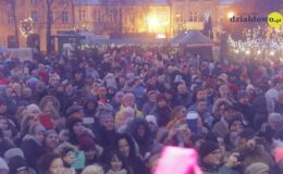 Choinka rozbłysła dziesiątkami światełek