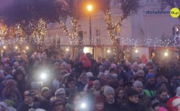 Choinka rozbłysła dziesiątkami światełek