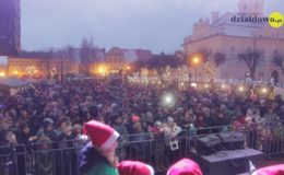 Choinka rozbłysła dziesiątkami światełek