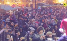 Choinka rozbłysła dziesiątkami światełek