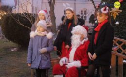 Choinka rozbłysła dziesiątkami światełek
