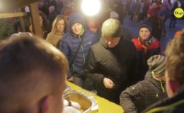 Choinka rozbłysła dziesiątkami światełek