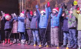 Choinka rozbłysła dziesiątkami światełek