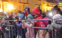 Choinka rozbłysła dziesiątkami światełek