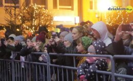 Choinka rozbłysła dziesiątkami światełek