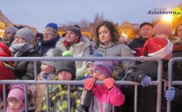 Choinka rozbłysła dziesiątkami światełek