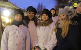 Choinka rozbłysła dziesiątkami światełek