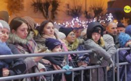 Choinka rozbłysła dziesiątkami światełek