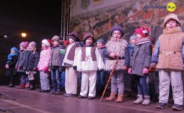 Choinka rozbłysła dziesiątkami światełek