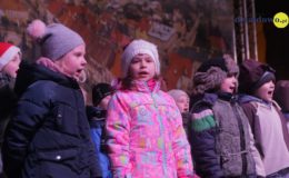 Choinka rozbłysła dziesiątkami światełek