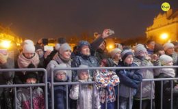 Choinka rozbłysła dziesiątkami światełek