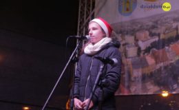 Choinka rozbłysła dziesiątkami światełek