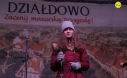Choinka rozbłysła dziesiątkami światełek