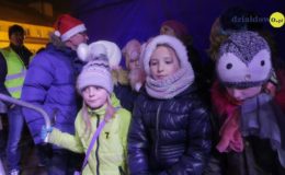 Choinka rozbłysła dziesiątkami światełek