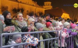 Choinka rozbłysła dziesiątkami światełek