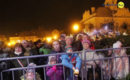 Choinka rozbłysła dziesiątkami światełek
