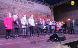 Choinka rozbłysła dziesiątkami światełek
