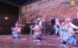 Choinka rozbłysła dziesiątkami światełek