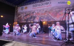Choinka rozbłysła dziesiątkami światełek