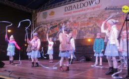 Choinka rozbłysła dziesiątkami światełek