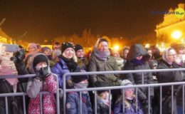 Choinka rozbłysła dziesiątkami światełek