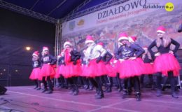 Choinka rozbłysła dziesiątkami światełek