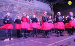 Choinka rozbłysła dziesiątkami światełek
