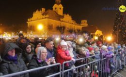 Choinka rozbłysła dziesiątkami światełek