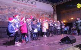 Choinka rozbłysła dziesiątkami światełek