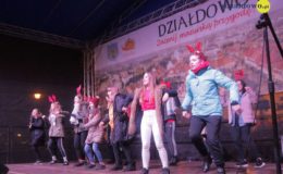 Choinka rozbłysła dziesiątkami światełek