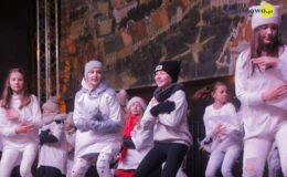 Choinka rozbłysła dziesiątkami światełek