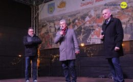 Choinka rozbłysła dziesiątkami światełek