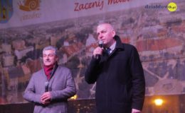 Choinka rozbłysła dziesiątkami światełek