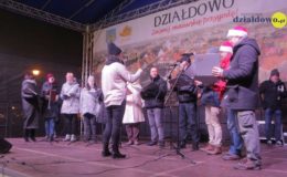 Choinka rozbłysła dziesiątkami światełek