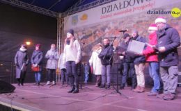 Choinka rozbłysła dziesiątkami światełek