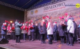 Choinka rozbłysła dziesiątkami światełek