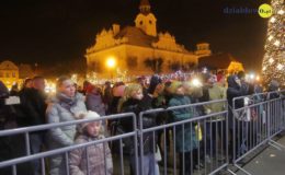 Choinka rozbłysła dziesiątkami światełek