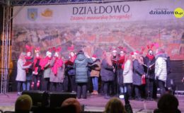 Choinka rozbłysła dziesiątkami światełek