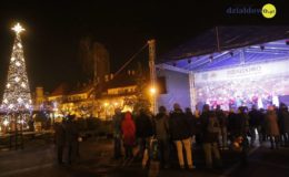 Choinka rozbłysła dziesiątkami światełek