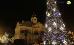 Choinka rozbłysła dziesiątkami światełek