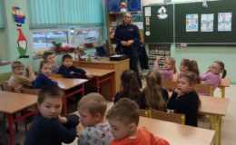 O bezpiecznym wypoczynku, w tym nad wodą i na zamarzniętych zbiornikach rozmawiała dzielnicowa z uczniami
