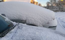 zasypany samochód śniegiem