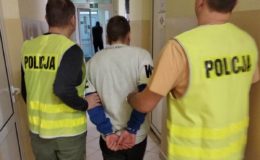 Groził kijem i odebrał telefon. Chwilę po zdarzeniu został zatrzymany przez policjantów